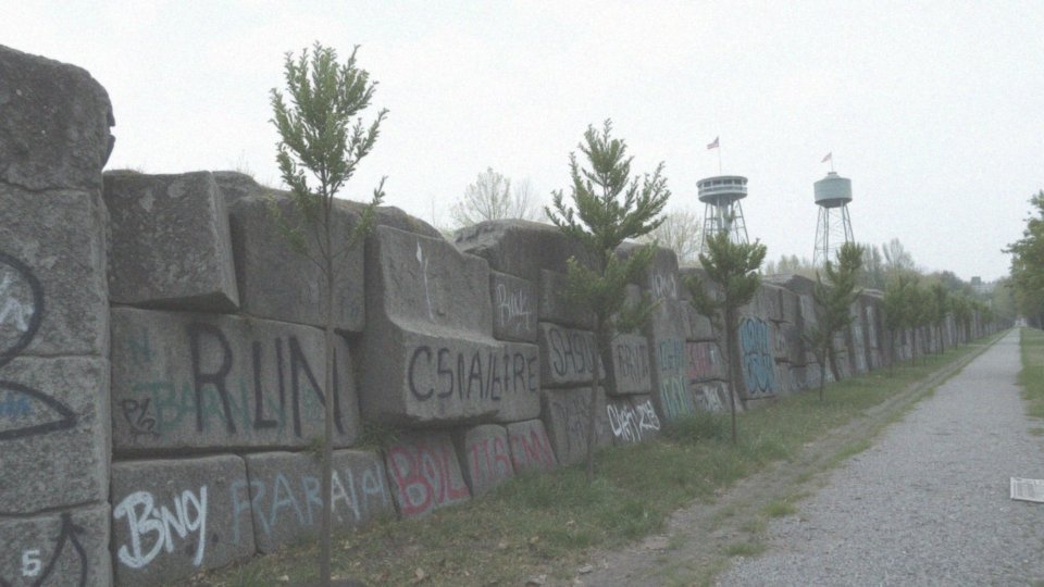 Jakie miejsca pamięci można znaleźć przy Muru Berlińskim?