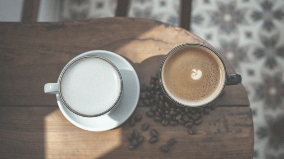 Flat white a latte – kluczowe różnice, które musisz znać